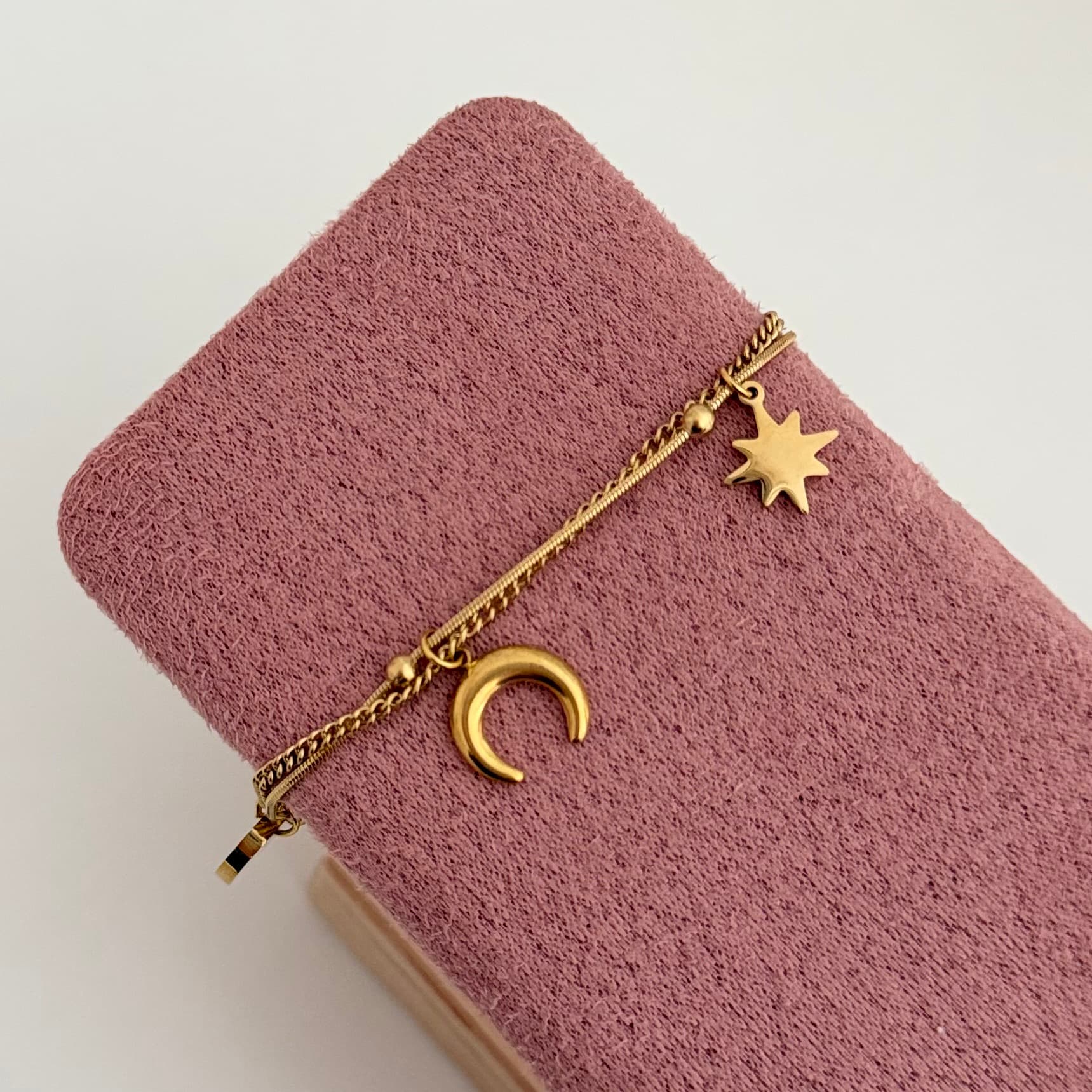 Narukvica od nerđajućeg čelika sa privescima