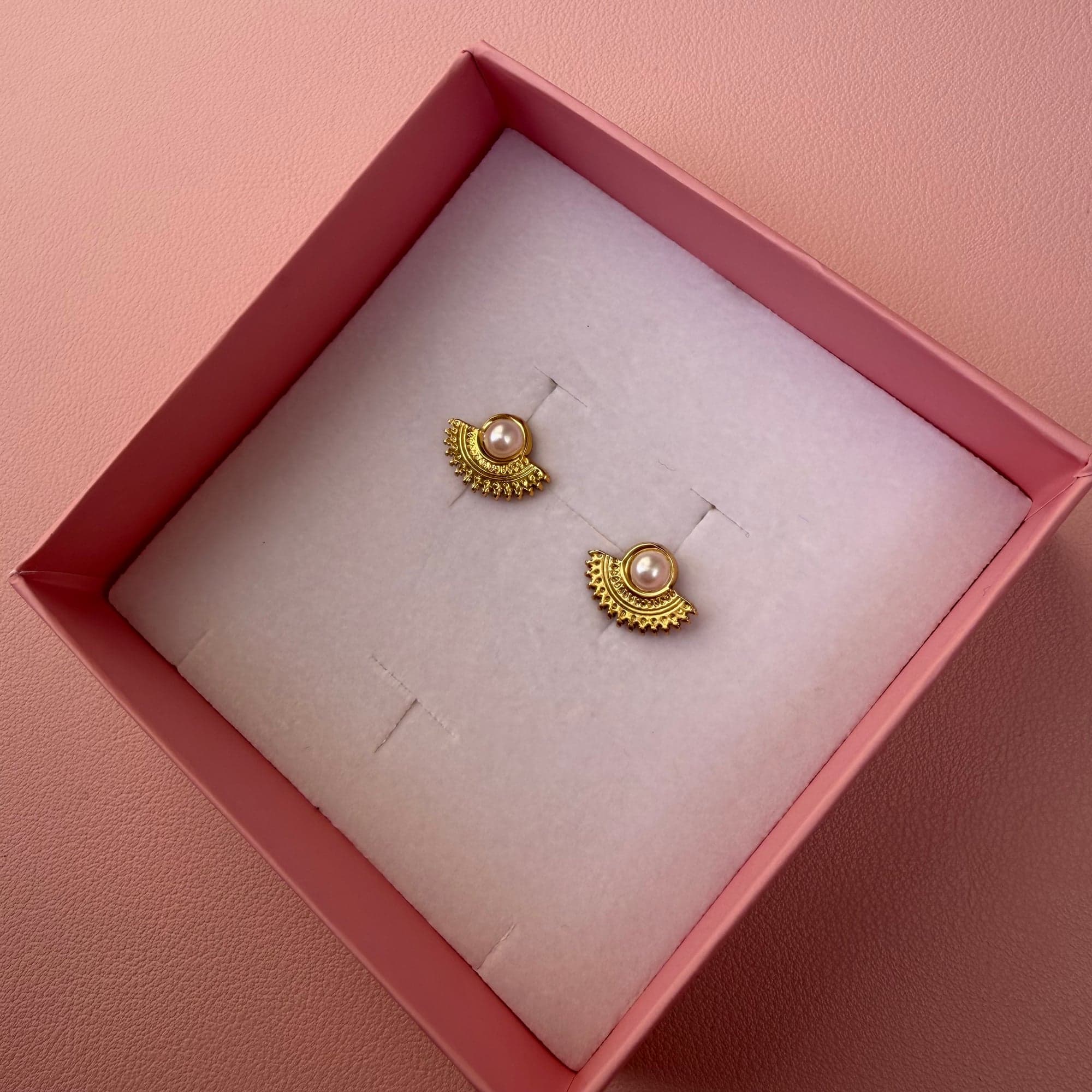 Zlatne minđuše na šraf sa biserom